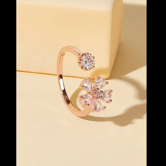 Flower Rhinestone Rose Gold Ring - Picture 4 of 4